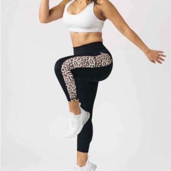 EUC WOMENS 6-8 ZYIA ACTIVE CROP CAPRI LEGGINGS - Picture 2 of 7